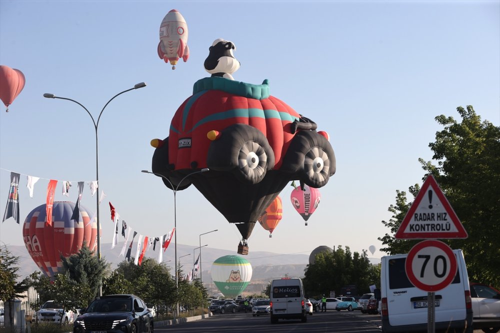 Kapadokya'da figürlü sıcak hava balonları gösteri uçuşu yaptı