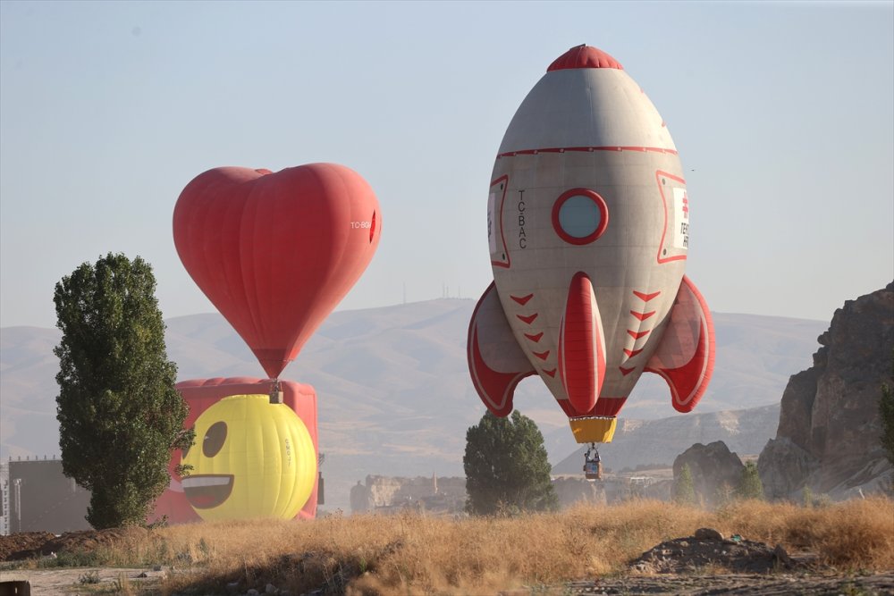 Kapadokya'da figürlü sıcak hava balonları gösteri uçuşu yaptı