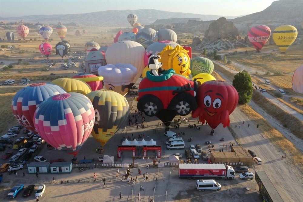 Kapadokya'da figürlü sıcak hava balonları gösteri uçuşu yaptı