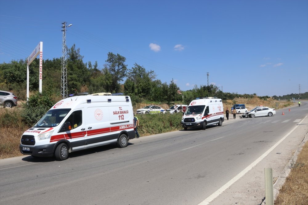 Taşova’da iki otomobilin çarpıştığı kazada 3 kişi yaralandı