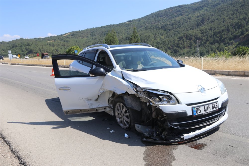 Taşova’da iki otomobilin çarpıştığı kazada 3 kişi yaralandı