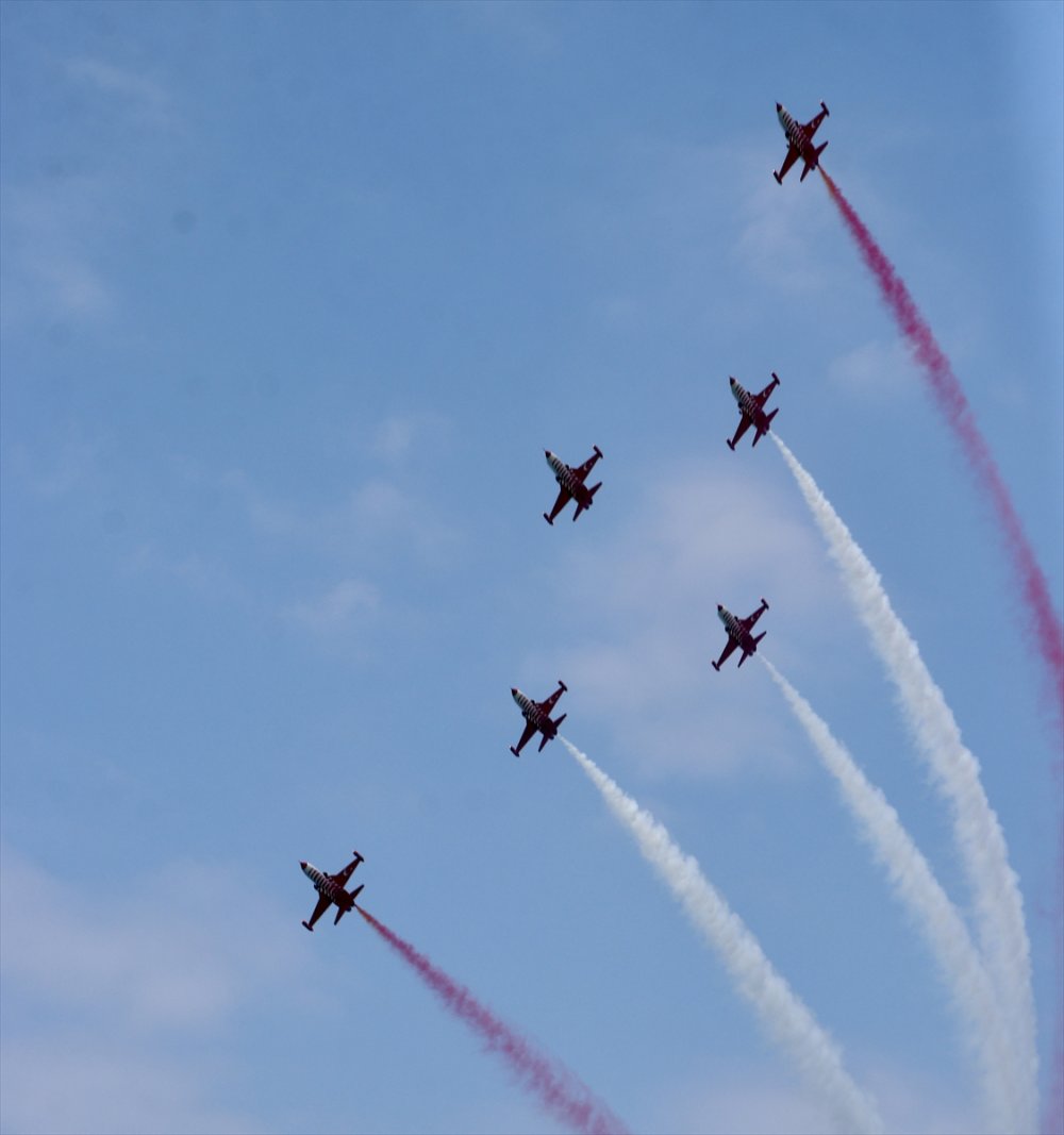 Trabzon Of’ta Türk Yıldızları gösteri uçuşu yaptı