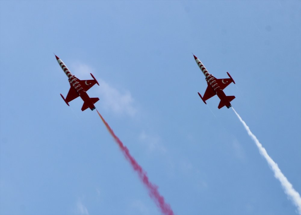 Trabzon Of’ta Türk Yıldızları gösteri uçuşu yaptı