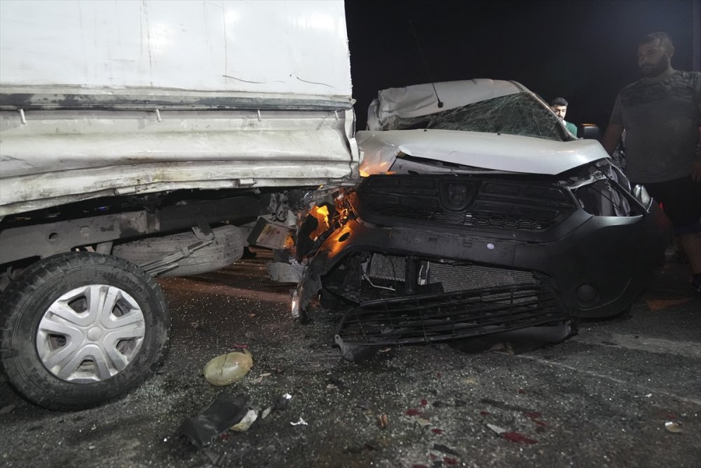 Bayrampaşa’da hafif ticari aracın kamyonete çarptığı kazada 3 kişi yaralandı