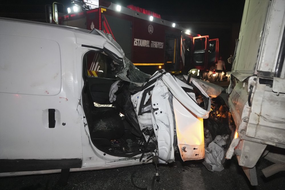 Bayrampaşa’da hafif ticari aracın kamyonete çarptığı kazada 3 kişi yaralandı