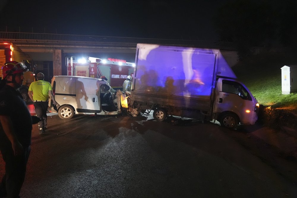 Bayrampaşa’da hafif ticari aracın kamyonete çarptığı kazada 3 kişi yaralandı