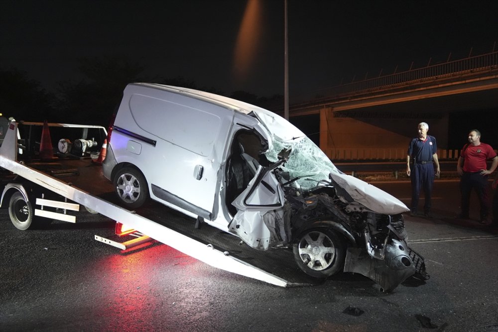 Bayrampaşa’da hafif ticari aracın kamyonete çarptığı kazada 3 kişi yaralandı