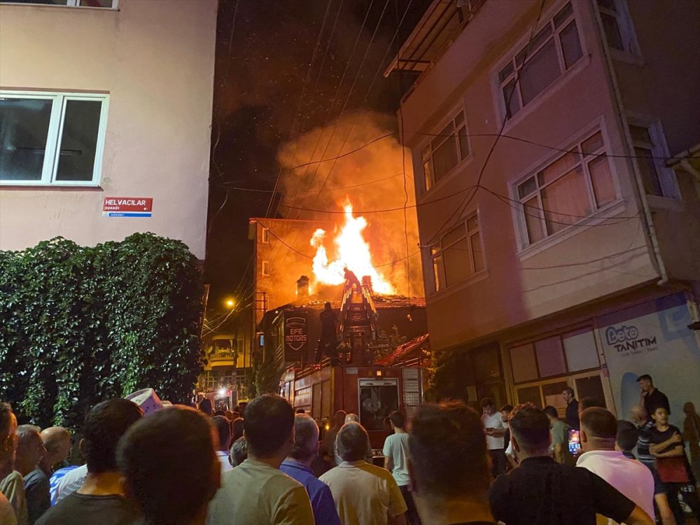 Balıkesir Dursunbey’de çıkan yangında 2 evde hasar oluştu