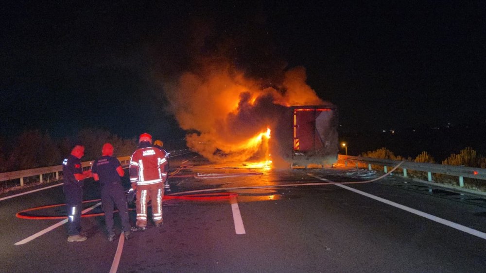 Bursa Orhangazi’de otoyolda seyir halinde yanmaya başlayan kamyon söndürüldü