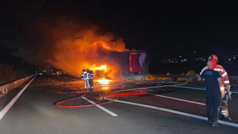 Bursa Orhangazi’de otoyolda seyir halinde yanmaya başlayan kamyon söndürüldü