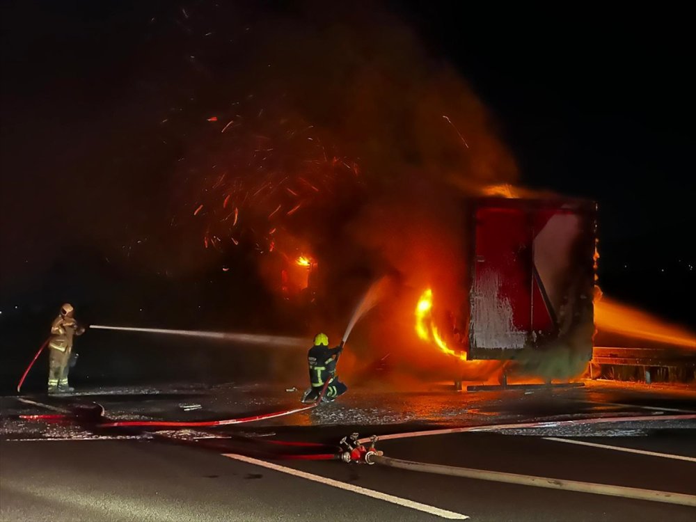 Bursa Orhangazi’de otoyolda seyir halinde yanmaya başlayan kamyon söndürüldü