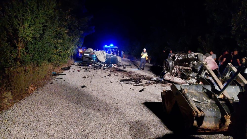 Çanakkale'de iki otomobilin çarpıştığı kazada 6 kişi hayatını kaybetti