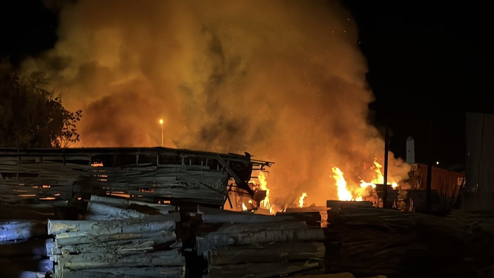 Erzincan'da Keresteciler Sitesi'nde çıkan yangın söndürüldü