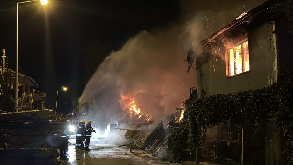 Erzincan'da Keresteciler Sitesi'nde çıkan yangın söndürüldü