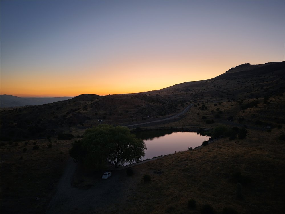Malatya Hekimhan Dipsiz Göl gün batımında güzel manzara sundu