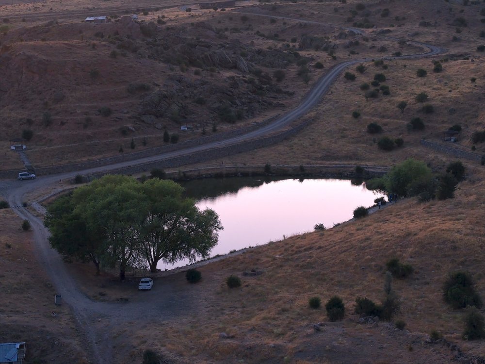 Malatya Hekimhan Dipsiz Göl gün batımında güzel manzara sundu