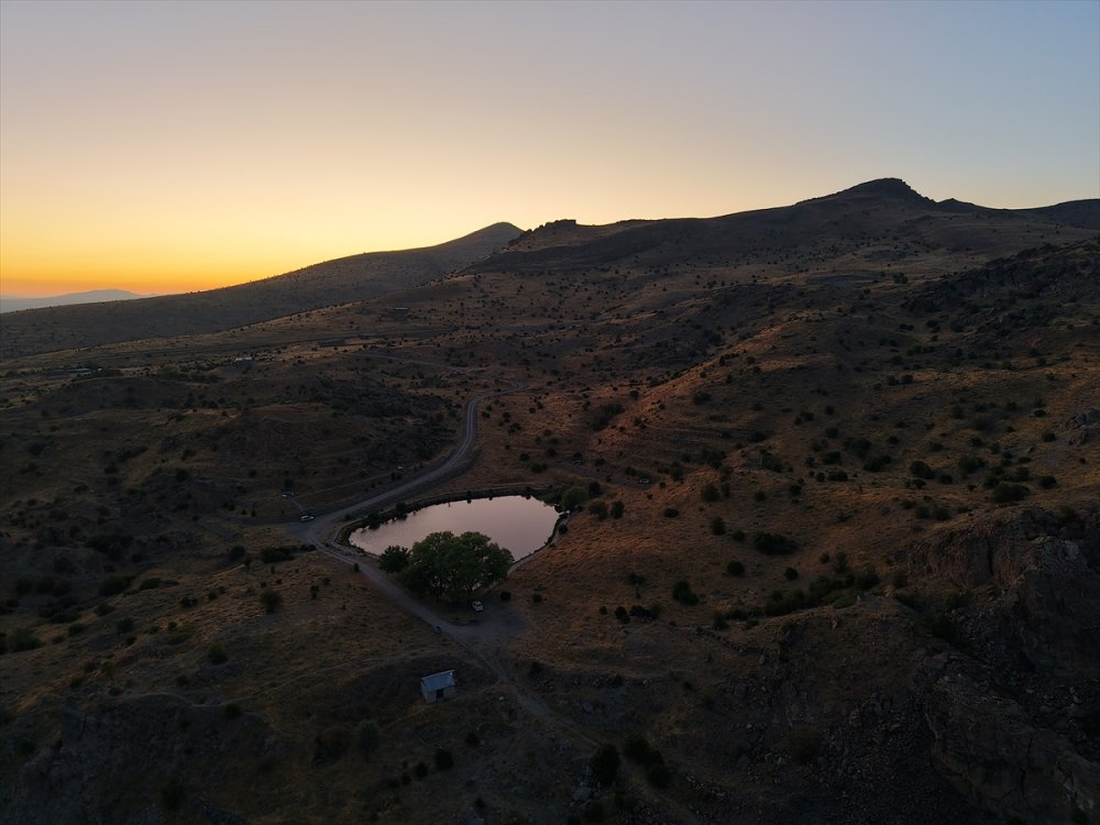 Malatya Hekimhan Dipsiz Göl gün batımında güzel manzara sundu
