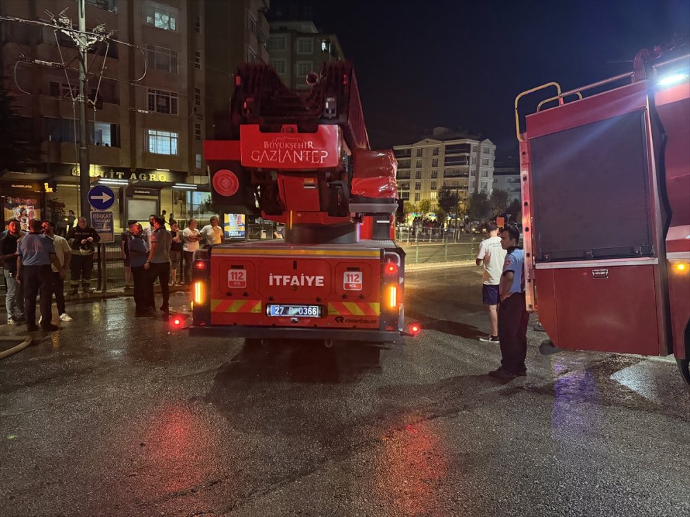 Gaziantep Şehitkamil’de 7 katlı binanın teras katında çıkan yangın söndürüldü
