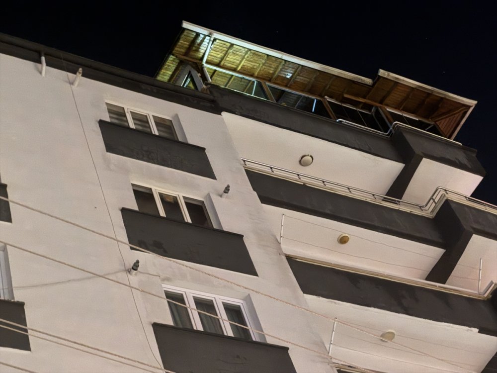 Gaziantep Şehitkamil’de 7 katlı binanın teras katında çıkan yangın söndürüldü