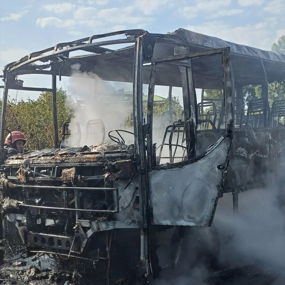 Sakarya Karapürçekte yanan işçi servisi kullanamaz hale geldi