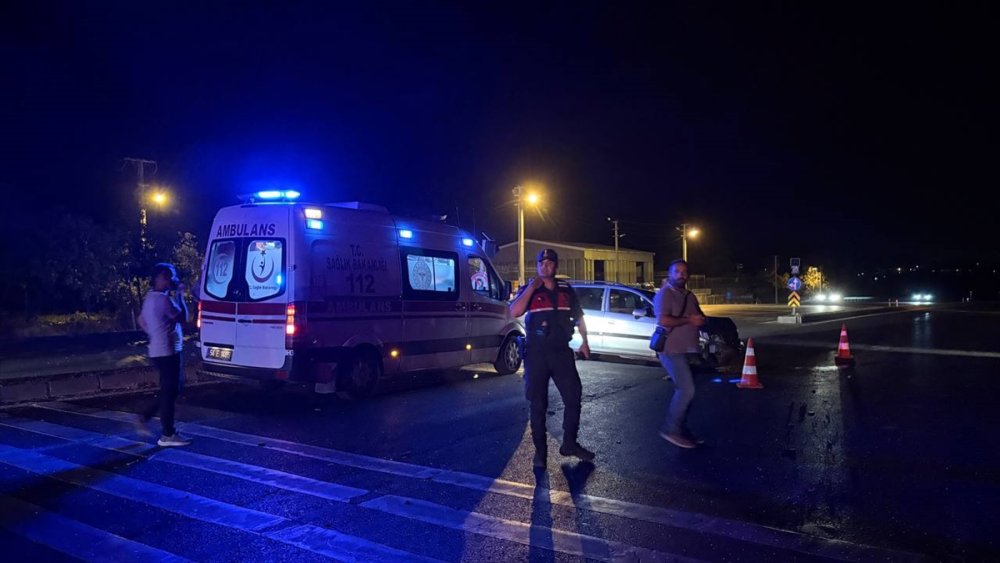 Sakarya Hendek’te çarpışan iki otomobildeki 8 kişi yaralandı