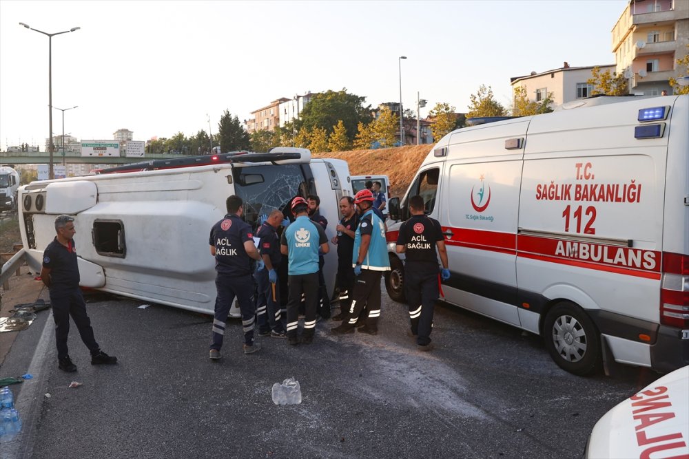 Ümraniye TEM Otoyolu'nda servis aracı devrildi