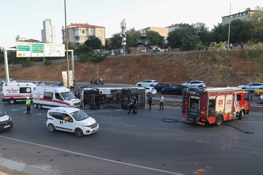 Ümraniye TEM Otoyolu'nda servis aracı devrildi