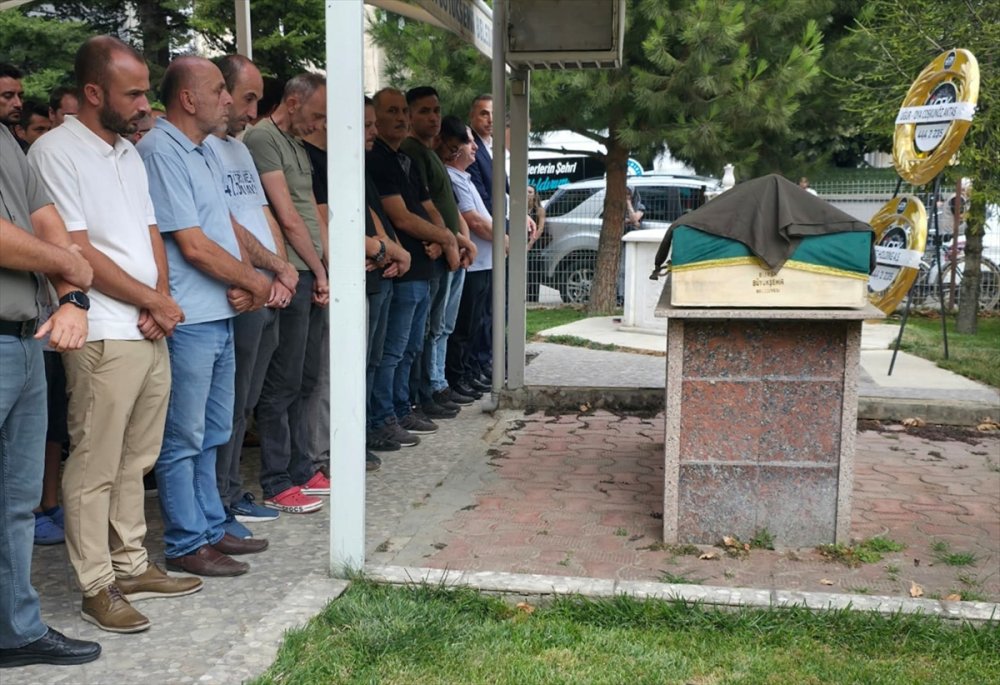 İnegöl’de havuzda fenalaşan ve hastanede hayatını kaybeden çocuğun cenazesi defnedildi