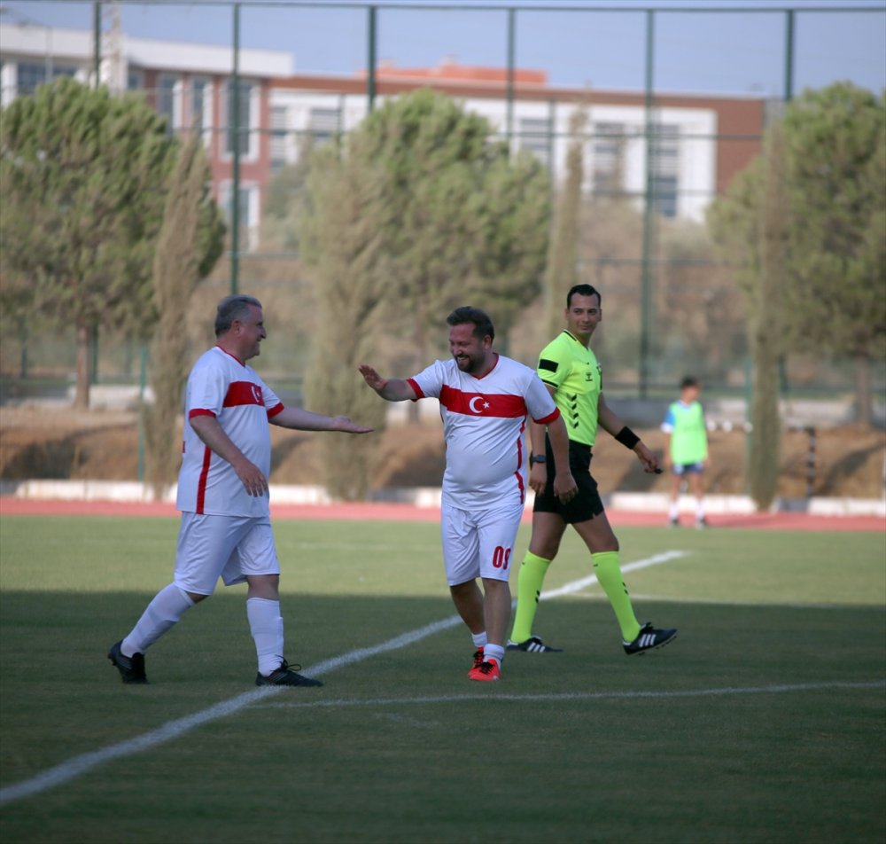 Gençlik ve Spor Bakanı Osman Aşkın Bak, Aydın'da gösteri maçında forma giydi
