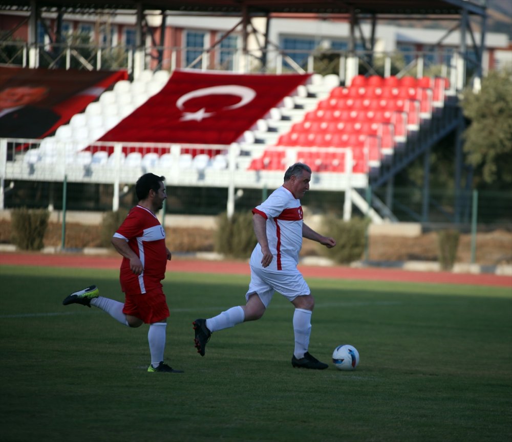 Gençlik ve Spor Bakanı Osman Aşkın Bak, Aydın'da gösteri maçında forma giydi