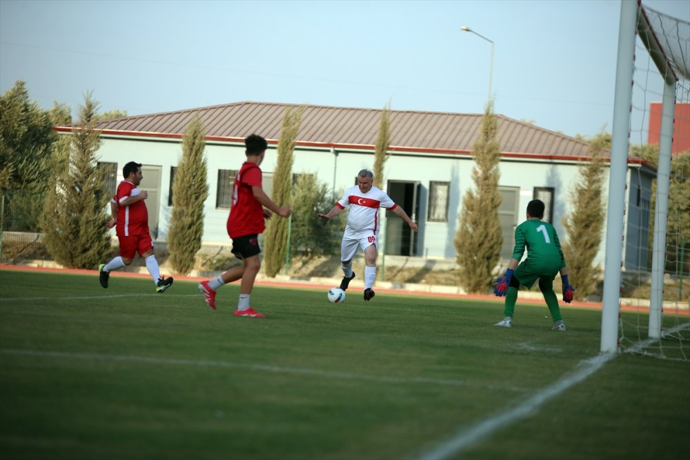 Gençlik ve Spor Bakanı Osman Aşkın Bak, Aydın'da gösteri maçında forma giydi