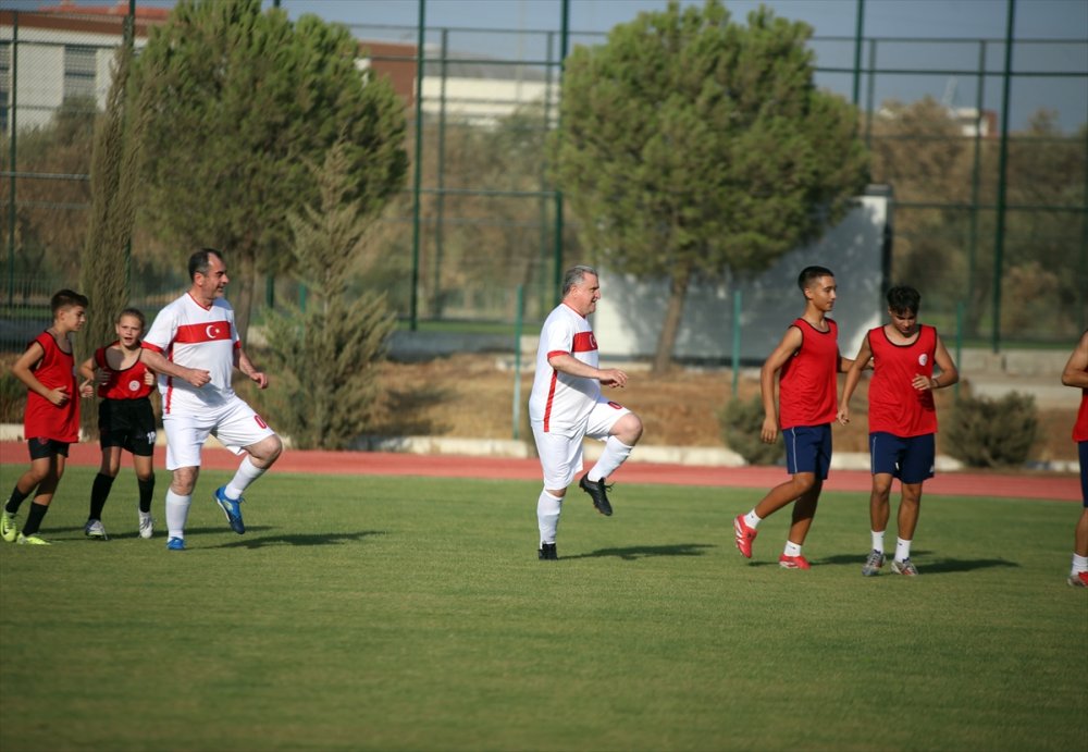 Gençlik ve Spor Bakanı Osman Aşkın Bak, Aydın'da gösteri maçında forma giydi
