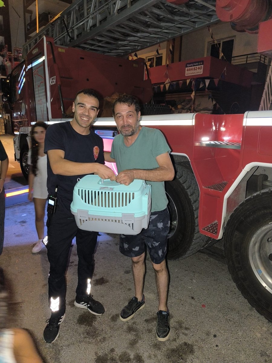 İtfaiyeden bir kesi operasyonu daha. Adana'da balkon demirlerine sıkışan kedi kurtarıldı