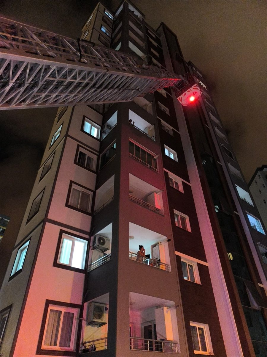 İtfaiyeden bir kesi operasyonu daha. Adana'da balkon demirlerine sıkışan kedi kurtarıldı