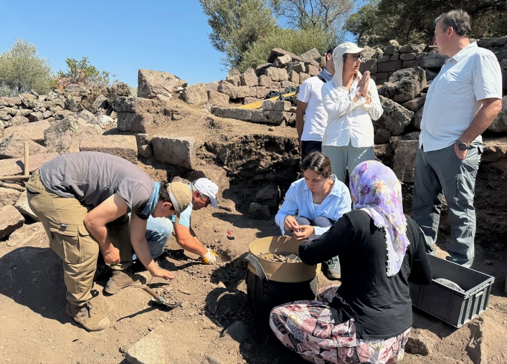 Manisa'daki Aigai Antik Kenti'nde tapınak gün yüzüne çıkarılıyor