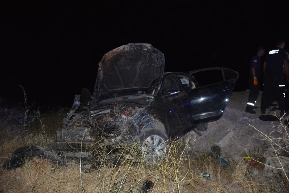 Suşehri’nde devrilen otomobildeki 5 kişi yaralandı