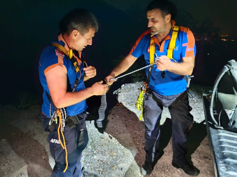 Kemalpaşa’da kayalıklarda mahsur kalan 3 kişiyi AFAD kurtardı.