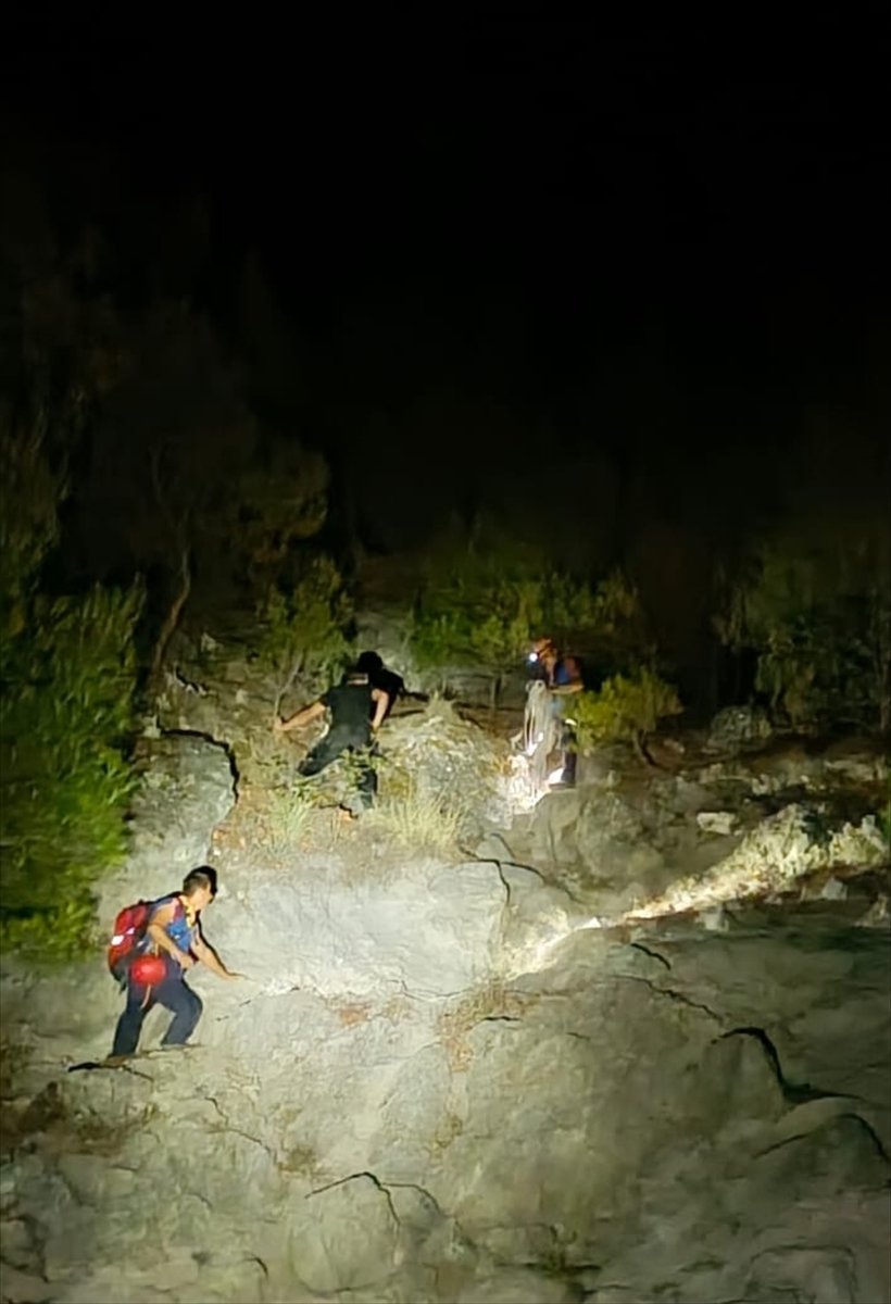 Kemalpaşa’da kayalıklarda mahsur kalan 3 kişiyi AFAD kurtardı.