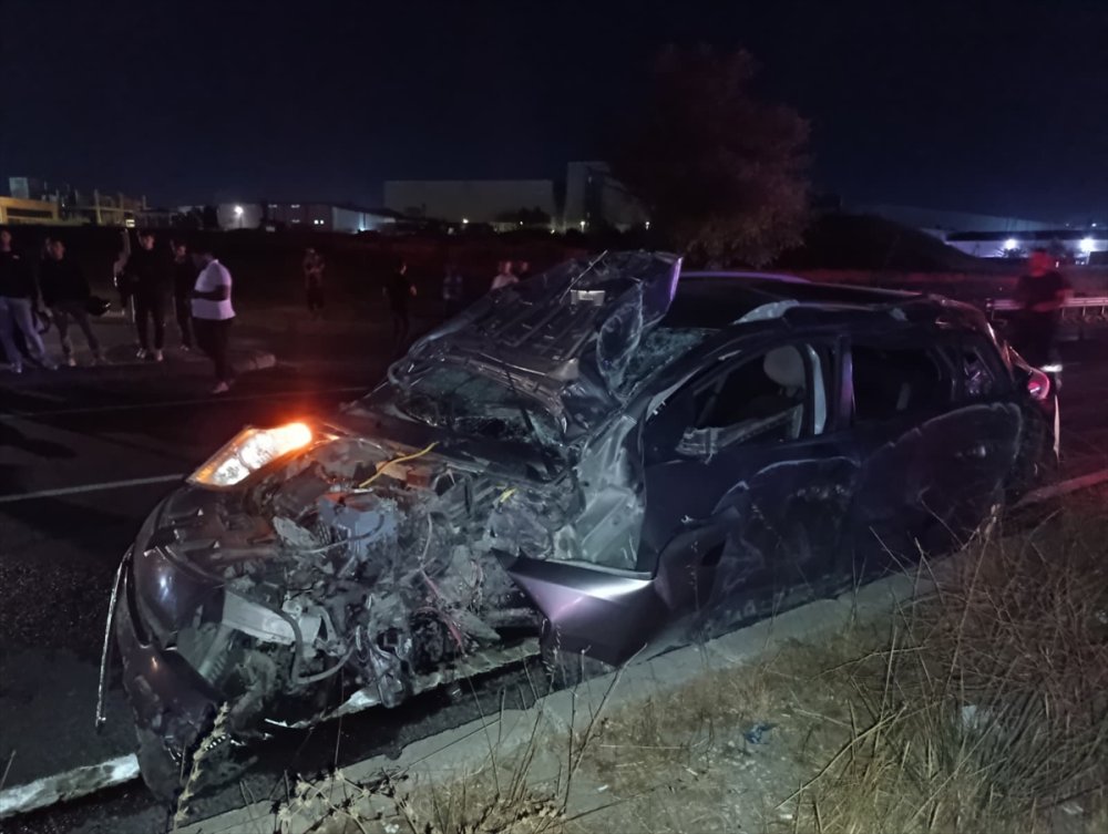Çerkezköy’de aydınlatma direğine çarpan otomobilde 1 kişi öldü