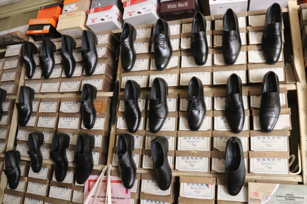 Bu Zanaatkar Alkışlanır. Malatya'nın tescilli "Arapgir tahta çivili ayakkabıları"nı 55 yıldır üretiyor