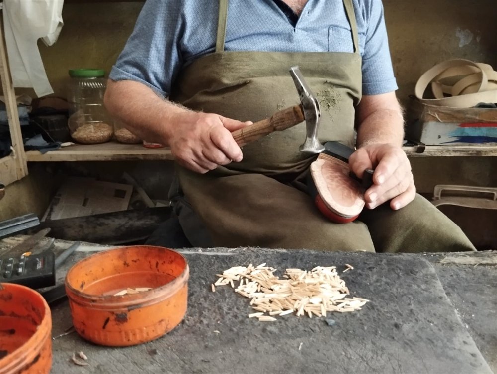 Bu Zanaatkar Alkışlanır. Malatya'nın tescilli "Arapgir tahta çivili ayakkabıları"nı 55 yıldır üretiyor