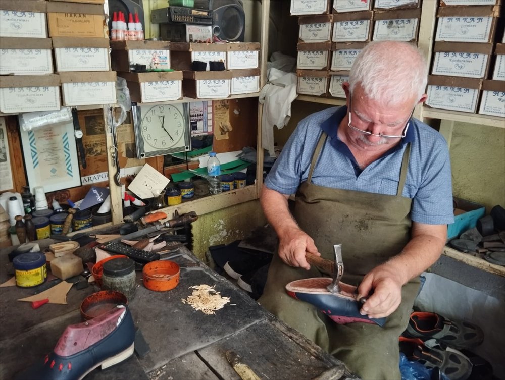 Bu Zanaatkar Alkışlanır. Malatya'nın tescilli "Arapgir tahta çivili ayakkabıları"nı 55 yıldır üretiyor