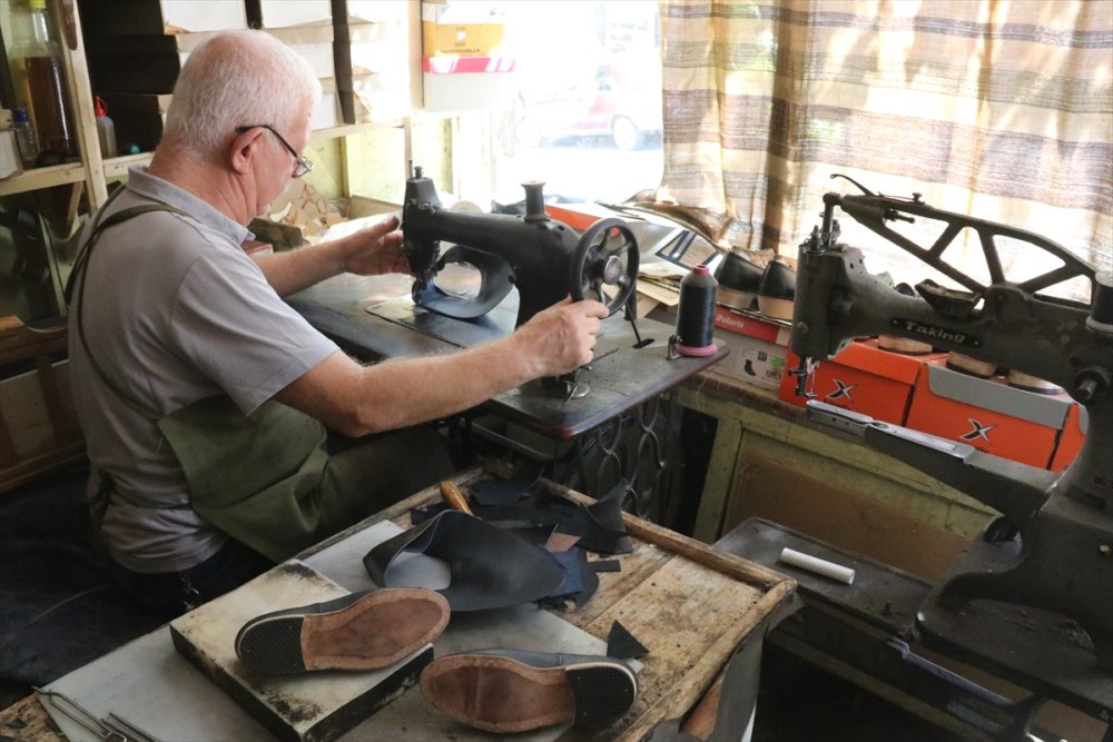 Bu Zanaatkar Alkışlanır. Malatya'nın tescilli "Arapgir tahta çivili ayakkabıları"nı 55 yıldır üretiyor