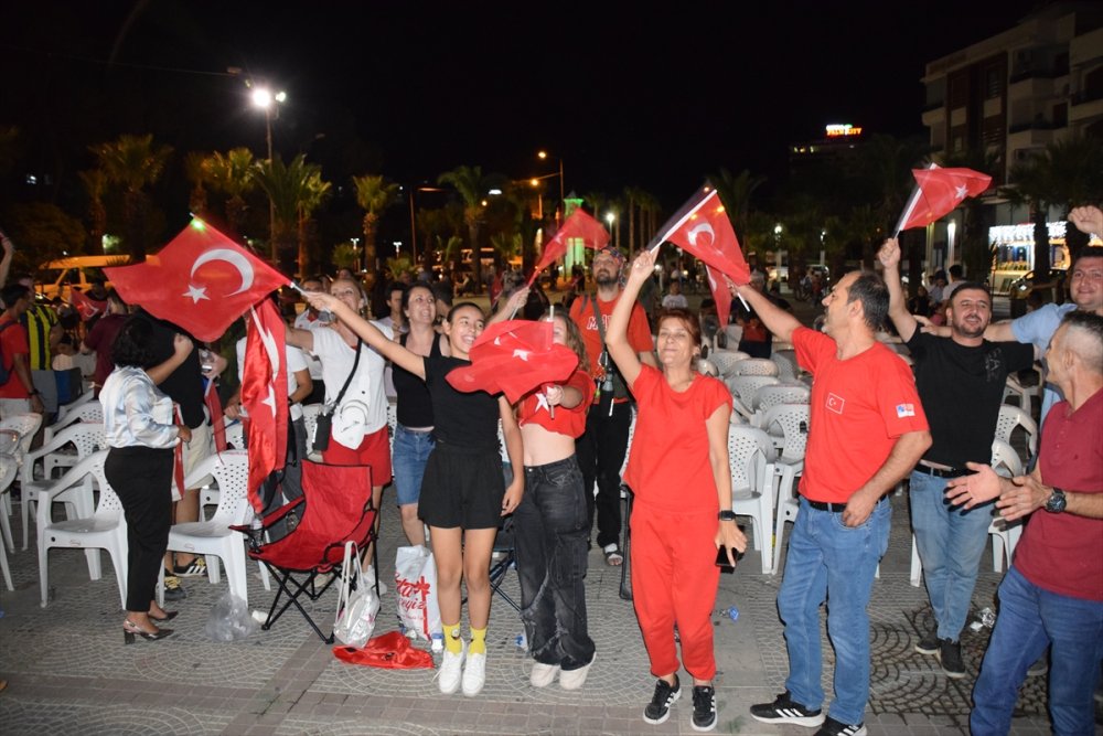 Türkiye-Yunanistan EuroBasket 2025 yarı final maçı Manisa'da dev ekrandan izlendi