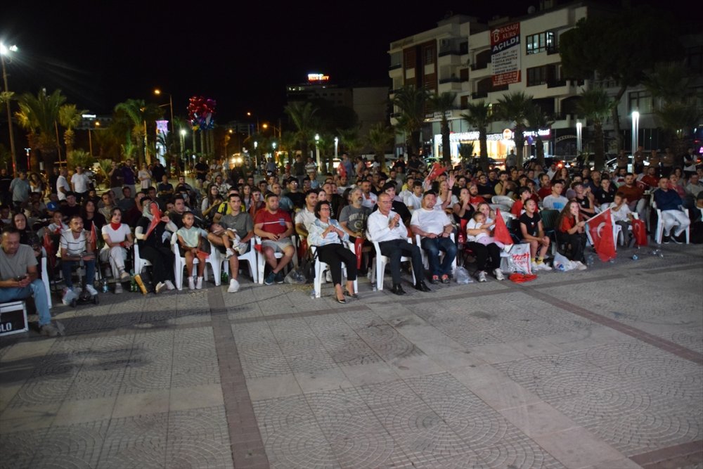 Türkiye-Yunanistan EuroBasket 2025 yarı final maçı Manisa'da dev ekrandan izlendi