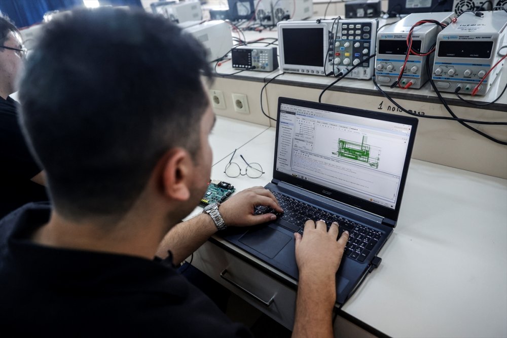 Mersin'de yerli çip tasarlayan öğrenciler TEKNOFEST'te birincilik istiyor