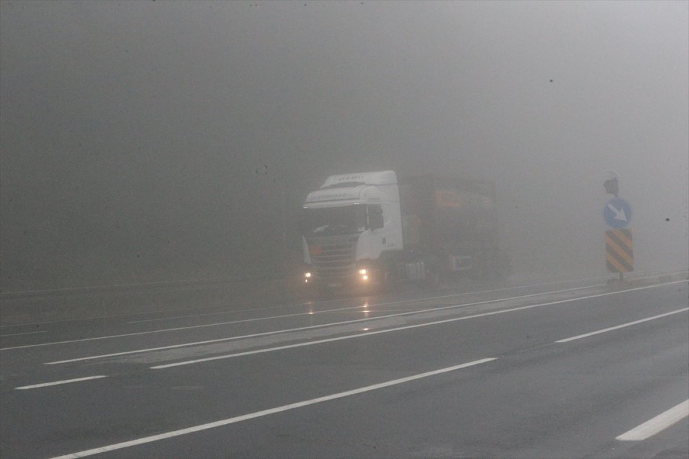 Bolu Dağı'nda sis ve sağanak sürücülere zor anlar yaşatıyor