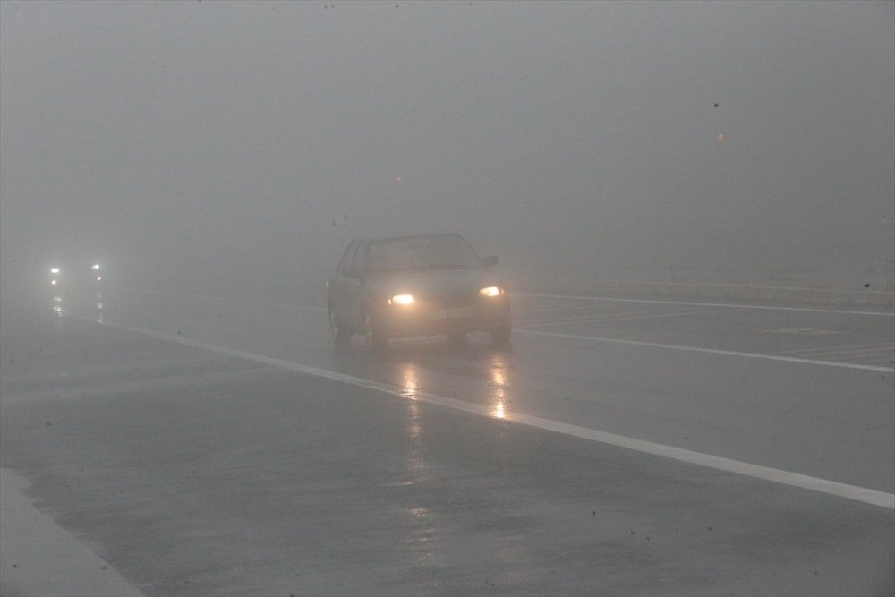 Bolu Dağı'nda sis ve sağanak sürücülere zor anlar yaşatıyor