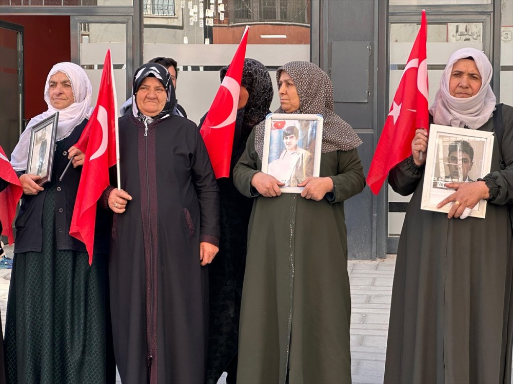 Vanlı aileler, DEM Parti İl Başkanlığı önündeki eylemlerini sürdürdü