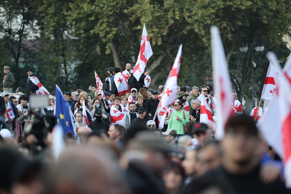 Gürcistan'da polis, Cumhurbaşkanlığı Sarayı'nı ele geçirmeye çalışan göstericilere müdahale etti